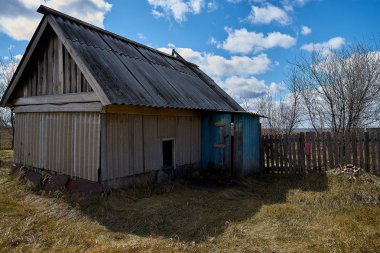 Mavi gökyüzünün altında eski banyo