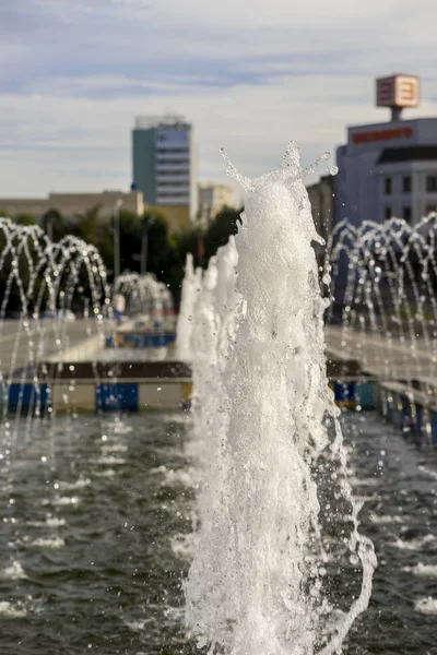 噴水の水の凍った流れ — ストック写真