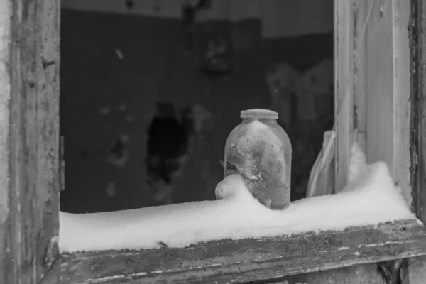 Vaso Vetro Nella Neve Sul Telaio Della Finestra Della Casa — Foto Stock