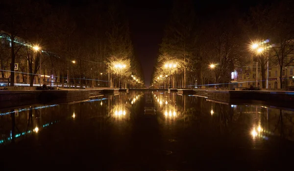 Reflexão Luzes Noturnas Fonte — Fotografia de Stock