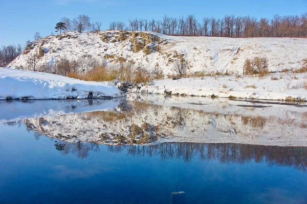 Immagine Speculare Montagne Innevate Alberi Lago Blu Foto Stock