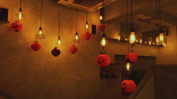 Kellnerinnen in der Bar kommunizieren im Stil von Halloween — Stockvideo