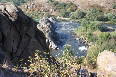 dağ tepelerinden nehir görünümü