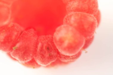 Ahududu meyvesi, olgun, yeşil yapraklı bir dalda kırmızı, yaz günü bahçede ya da ormanda. Sulu ahududuların arka planı.