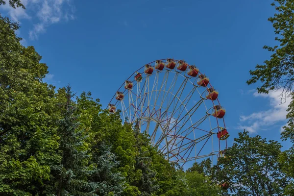 Ferris Wiel Zomerkleuren Een Reuzenrad Dans Langs Enkele Bomen — Stockfoto