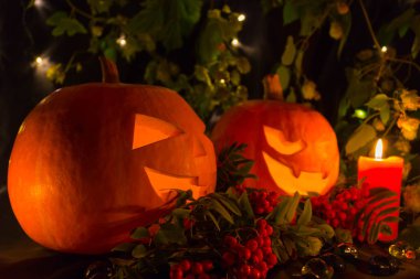 Siyah arka planda mumları olan Cadılar Bayramı balkabakları