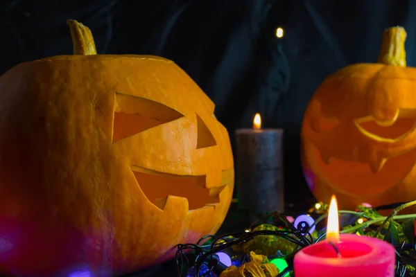 Halloween Kürbisse Mit Kerzen Auf Schwarzem Hintergrund — Stockfoto