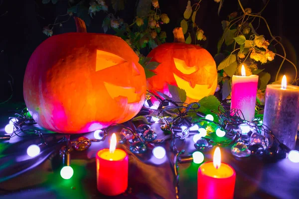 Halloween Kürbisse Mit Kerzen Auf Schwarzem Hintergrund — Stockfoto