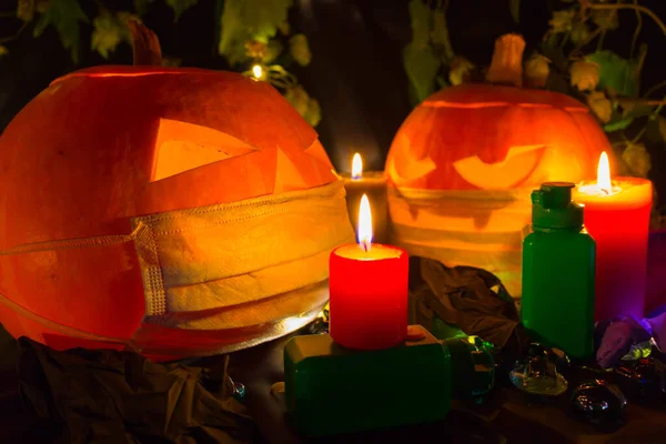 Calabaza Naranja Lleva Una Máscara Médica Protectora Segunda Ola Otoñal — Foto de Stock