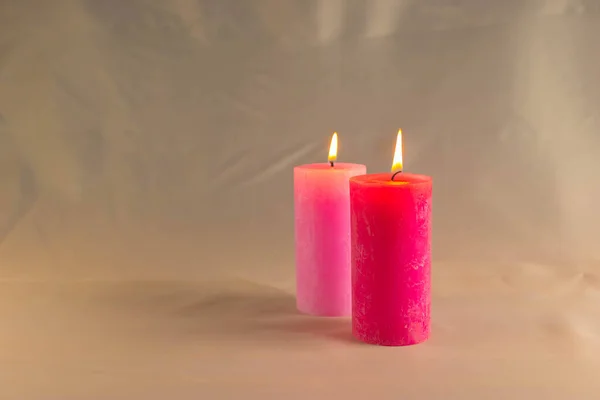 背景の小さな炎を持つ薄いワックスキャンドル 古いテーブルの上のろうそく 美しい暗い背景 宗教的概念 — ストック写真
