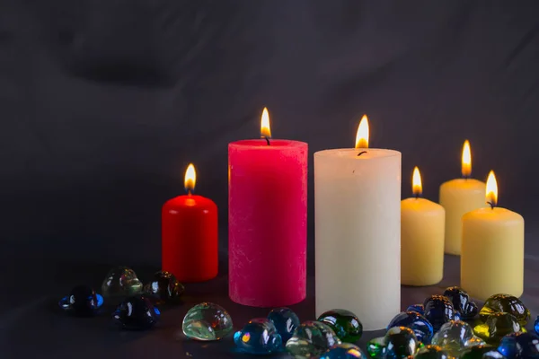 밀랍초에 배경이 테이블에 촛불을 아름다운 어두운 종교적 — 스톡 사진