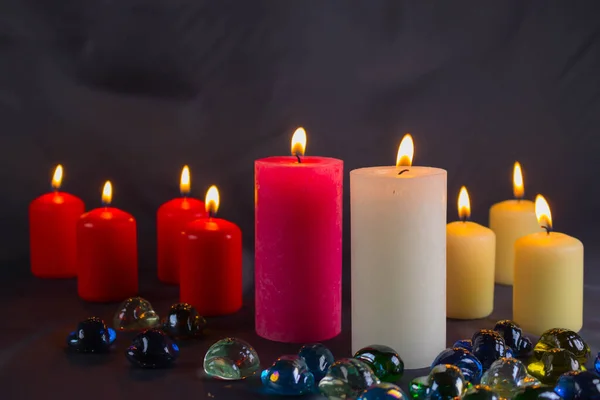 一种细长的蜡蜡烛 带有小的 明亮的 带有背景的火焰 蜡烛放在一张旧桌子上 漂亮的深色背景 宗教概念 — 图库照片