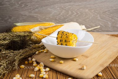 Mısır tuval üzerinde yatar. Yeni bir mahsul. Taze mısır yakın plan. Tabakta mısır koçanı. Yiyecek malzemeleri ve yemek konsepti için arka planda tatlı mısır.