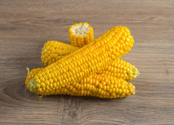 玉米在帆布上 一种新的庄稼 新鲜的玉米特写 玉米芯放在盘子里 甜玉米作为食品配料和烹调概念的背景 — 图库照片