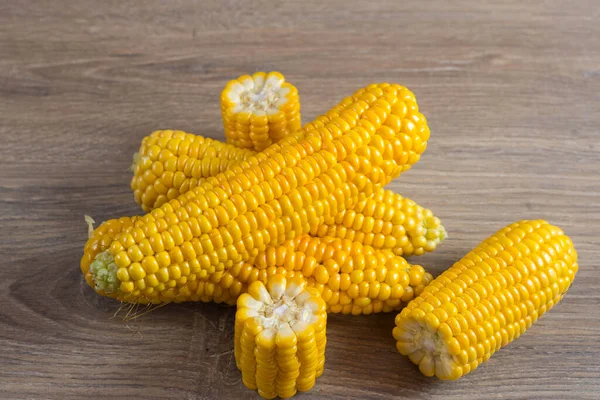 Kukorica Vásznon Fekszik Egy Termés Friss Kukorica Közelkép Kukoricakása Tálcán — Stock Fotó