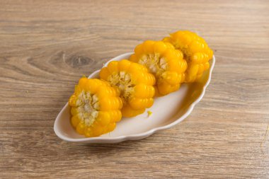 Mısır tuval üzerinde yatar. Yeni bir mahsul. Taze mısır yakın plan. Tabakta mısır koçanı. Yiyecek malzemeleri ve yemek konsepti için arka planda tatlı mısır.