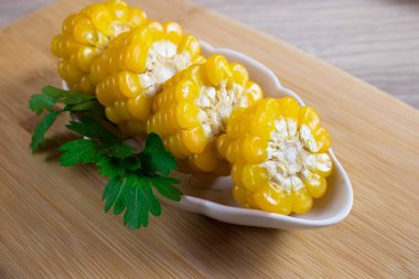 Mısır tuval üzerinde yatar. Yeni bir mahsul. Taze mısır yakın plan. Tabakta mısır koçanı. Yiyecek malzemeleri ve yemek konsepti için arka planda tatlı mısır.