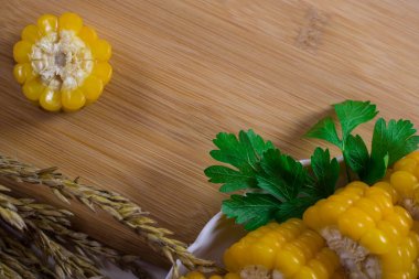 Mısır tuval üzerinde yatar. Yeni bir mahsul. Taze mısır yakın plan. Tabakta mısır koçanı. Yiyecek malzemeleri ve yemek konsepti için arka planda tatlı mısır.