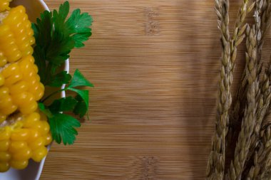 Mısır tuval üzerinde yatar. Yeni bir mahsul. Taze mısır yakın plan. Tabakta mısır koçanı. Yiyecek malzemeleri ve yemek konsepti için arka planda tatlı mısır.