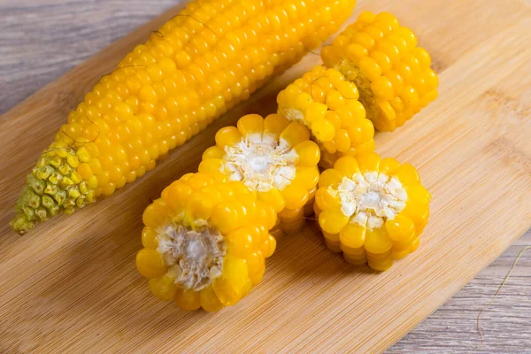 玉米在帆布上 一种新的庄稼 新鲜的玉米特写 玉米芯放在盘子里 甜玉米作为食品配料和烹调概念的背景 — 图库照片