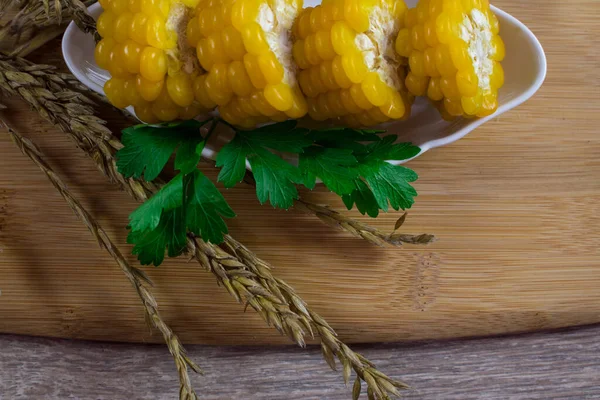 Kukorica Vásznon Fekszik Egy Termés Friss Kukorica Közelkép Kukoricakása Tálcán — Stock Fotó