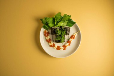 Hafif bir arka planda bir suşi rulosu servis edilir. Suşili lezzetli geleneksel Japon yemekleri..