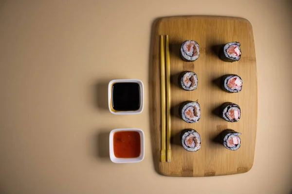 Uppsättning Sushirullar Serveras Ljus Bakgrund Läcker Traditionell Japansk Mat Med — Stockfoto