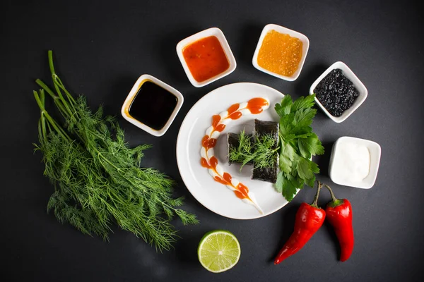 Conjunto Rollos Sushi Sirve Sobre Fondo Oscuro Deliciosa Comida Tradicional —  Fotos de Stock