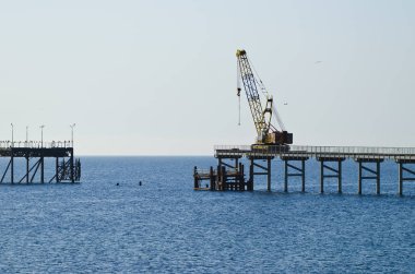 Ağır makine ile deniz köprü inşası