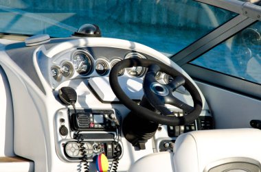 yelkenli yat kontrol tekerleği ve uygulamak