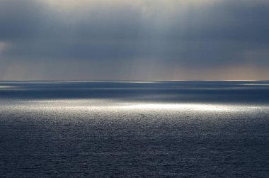 Deniz kenarındaki güzel yaz manzara. Gün batımı veya bulutlu gökyüzü sunrise.