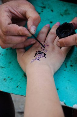 İnsan eli ile dekore edilmiş kına dövme.