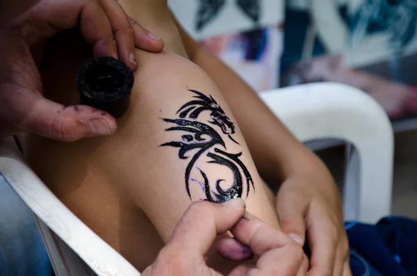 Menschenhand Mit Henna Tätowierung Verziert — Stockfoto