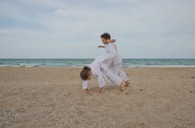 Sahilde Aikido çalışan çocuklar. Sağlıklı yaşam tarzı ve spor anlayışı