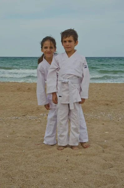 Niños Practicando Aikido Playa Estilo Vida Saludable Concepto Deportivo — Foto de Stock