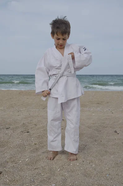 Niño Practicando Aikido Playa Estilo Vida Saludable Concepto Deportivo — Foto de Stock