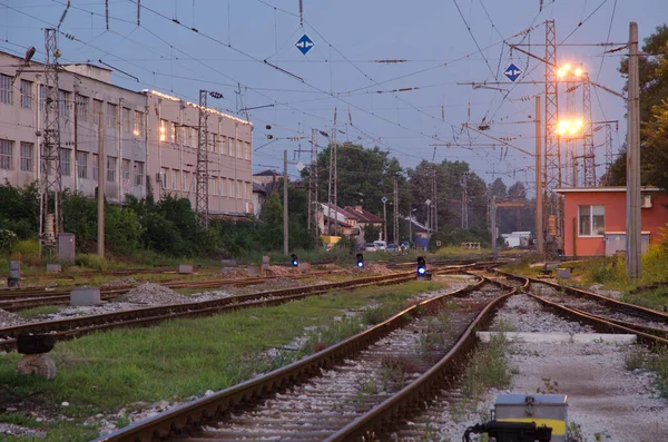 Sygnał Kolejowy Niebieskim Światłem Węzłem Kolejowym — Zdjęcie stockowe