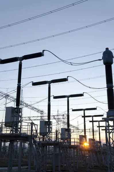 Elektrische Übertragungsleitungen Hochspannungstransformator Umspannwerk Hochspannungsschaltanlagen Und Ausrüstung Vor Dem Kraftwerk — Stockfoto