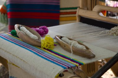 El dokuması yün kumaş yapmak için ahşap el dokuma.