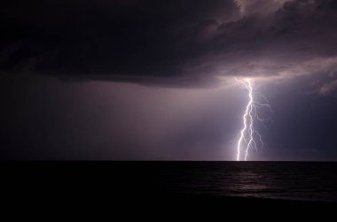 Karadeniz 'deki bir yaz fırtınasında şimşek çakması