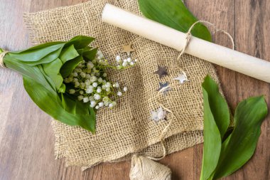 çuval bezi üzerinde zambak ile düz yatıyordu kompozisyon