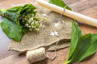 ahşap arka plan üzerinde zambak ve eski el yazması ile rustik düz yatıyordu kompozisyon