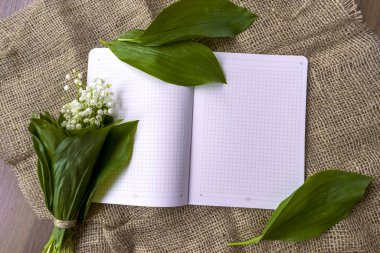 çuval bezi arka plan üzerinde vadinin defter ve zambak ile düz yatıyordu kompozisyon