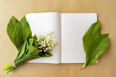 zanaat kağıt üzerinde vadinin zambaklar ile dizüstü maket