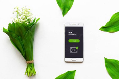 akıllı telefon da mesaj ekranı, beyaz arka planda te vadisinin lillies