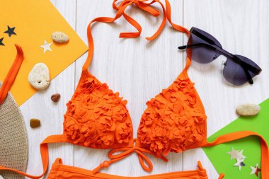 yaz düz sütyen ve aksesuarları ile yatıyordu