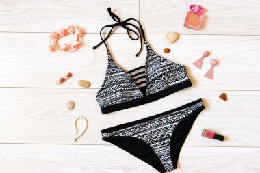 mayo ve aksesuarları ile yaz düz yatıyordu