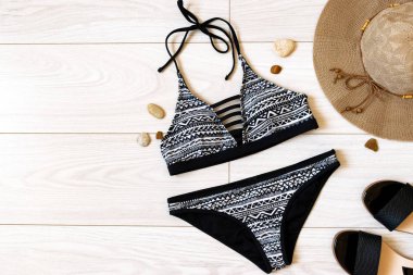 yaz düz mayo, şapka ve metin için yer ile yatıyordu