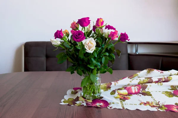 Buquê roxo de rosas na mesa em casa — Fotografia de Stock