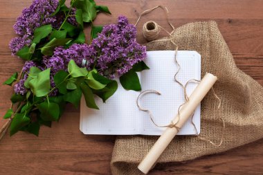 Leylak arkaplanının rusrik arkaplanındaki boş defter